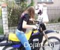 Dziewczyna testuje motocykl
