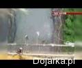 Przy_skoku_na_bungee_urwa__a_si___lina