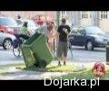 Gość znika w kuble na śmieci