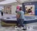 Dziewczyna_wepchni__ta_do_fontanny