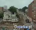 Przesun__li_dom_na_drug___stron___ulicy