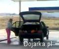 Idiotka_w_myjni_samochodowej_