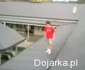 M__ody_skacze_z_dachu_na_dach