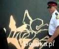 Policjant_pomaga_malowa___graffiti